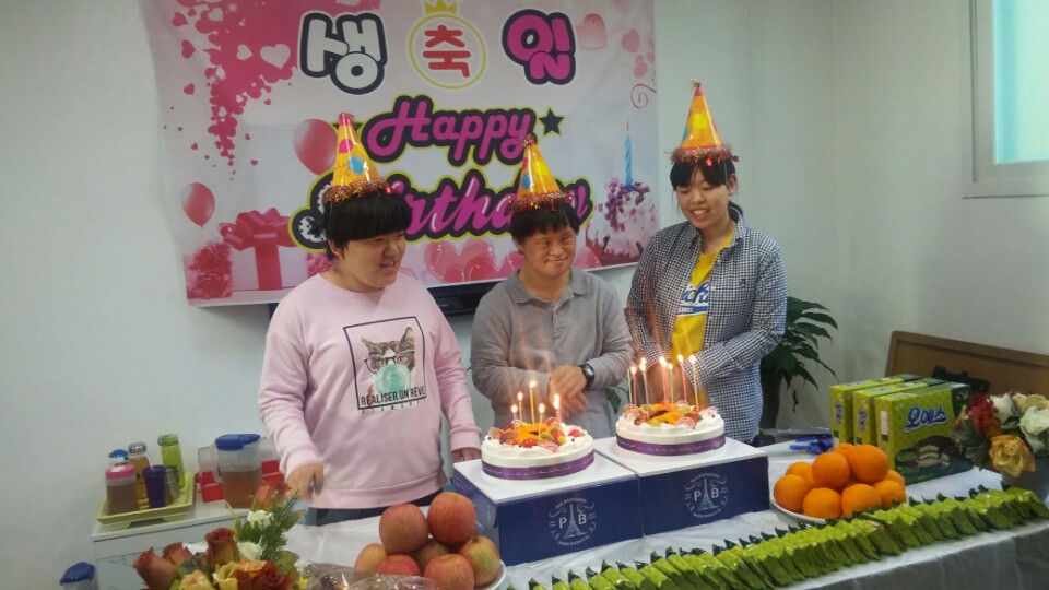 4월 거주인 생일파티