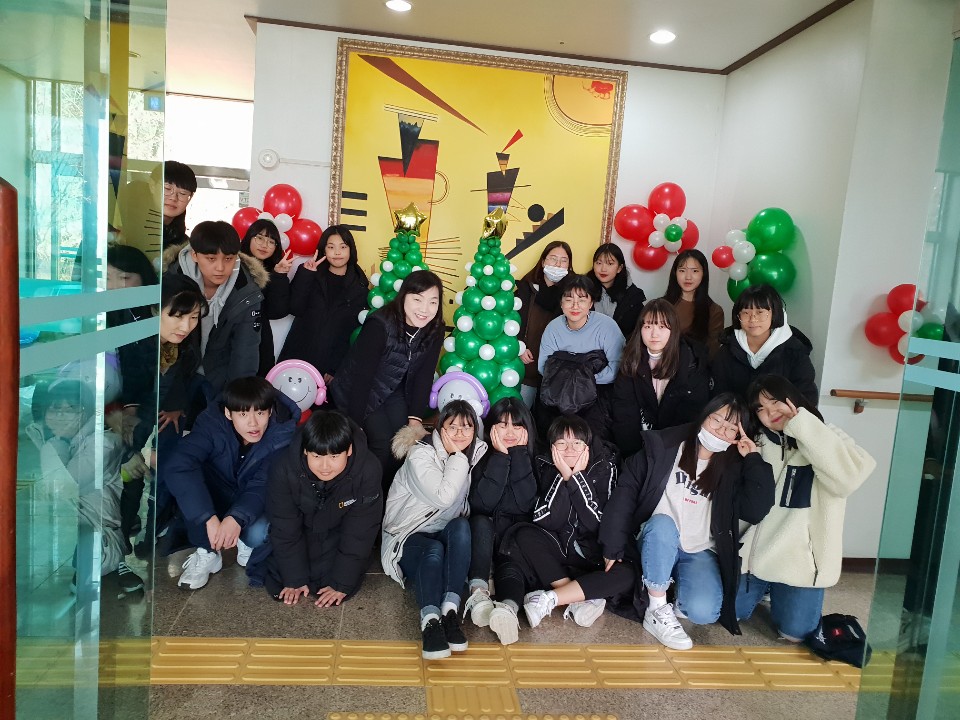 자원봉사센터에서 풍선아트로 크리스마스 분위기 연출해주셨습니다. 감사합니다.