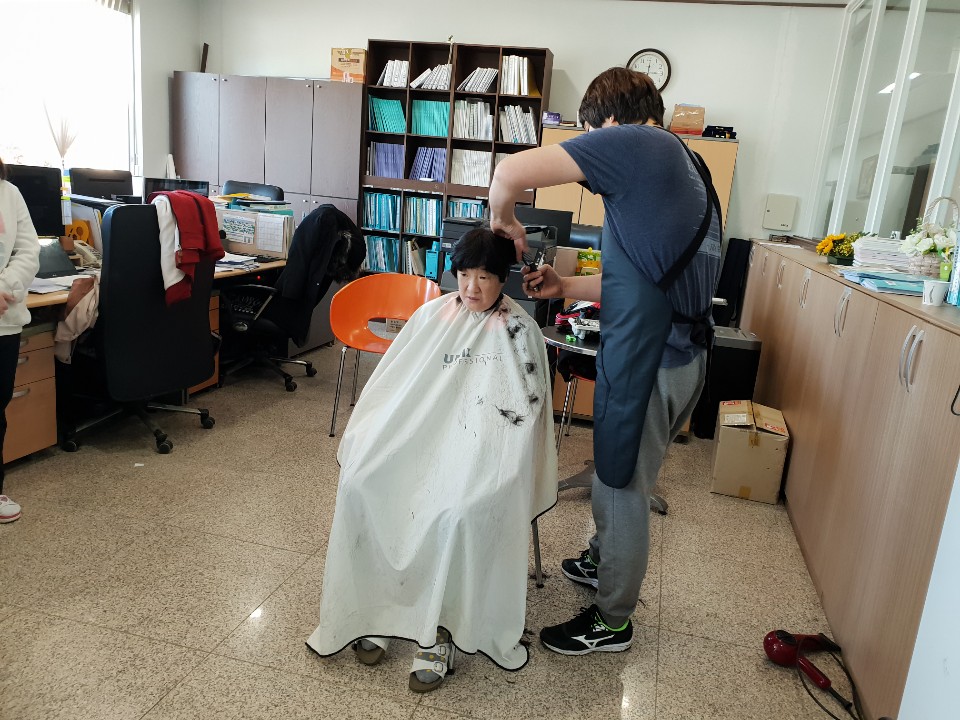 헤어토픽 미용실에서 미용봉사로 수고해 주셨습니다.