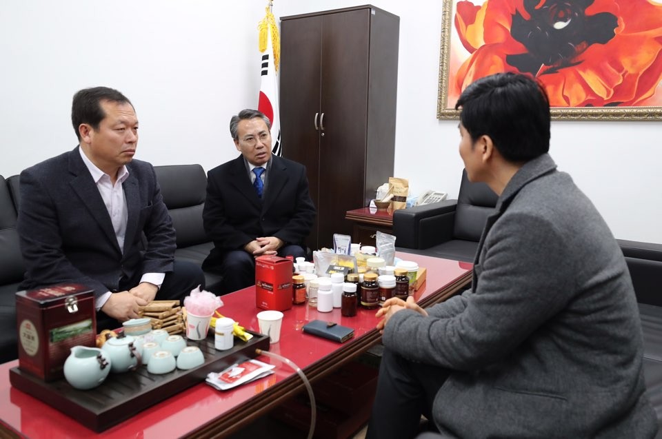 충남 도의회 홍제표 부의장님 방문하셔서 위문품 전달해주셨습니다.