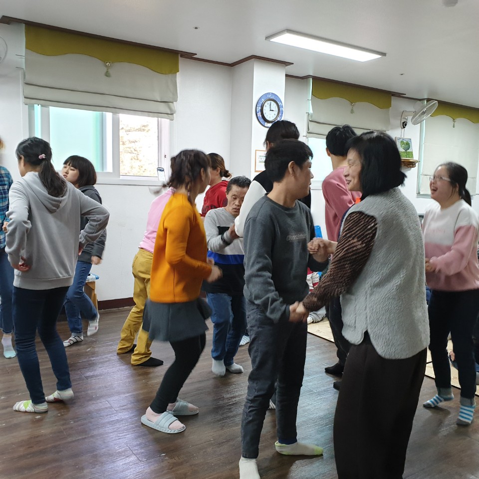 색소폰 연주로 봉사해주셨습니다.(이태영님)