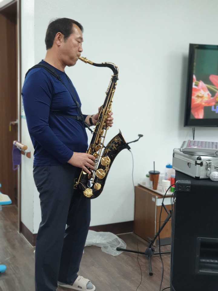 색소폰  공연 자원봉사 있었습니다.(이태영 선생님)